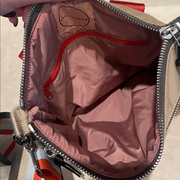 shortyLOVE Amuse Medium Crossbody Bag Khaki w/ Boardwalk Strap - Picture 7 of 9